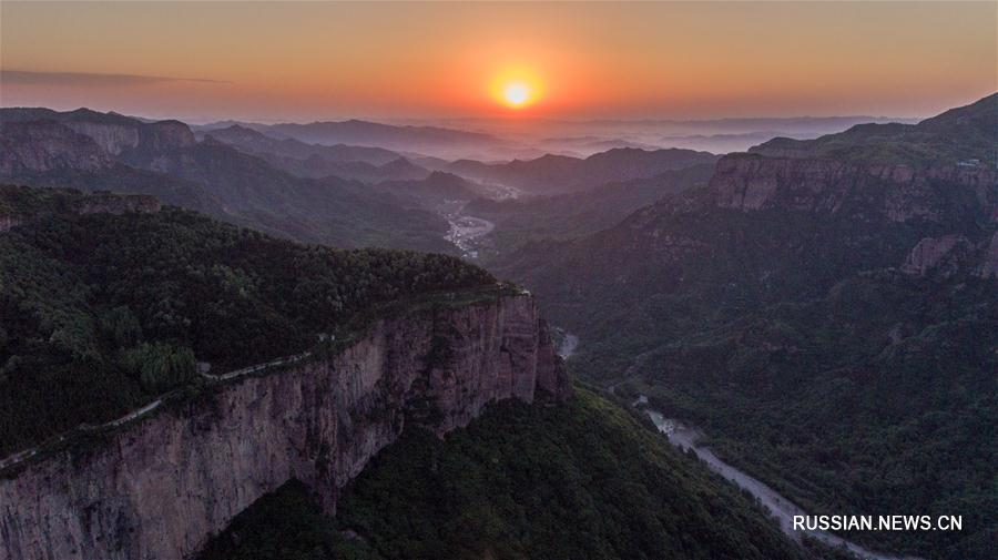 Как строительство дороги в скалах изменило жизнь горной деревни в провинции Хэнань