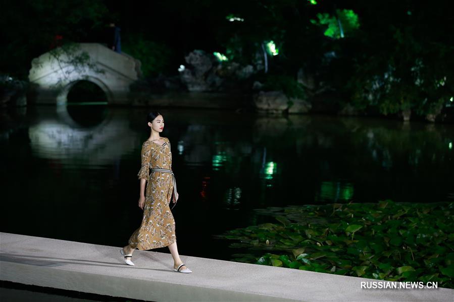 Презентация коллекции от "Босыдэн" на открытии Цзяннаньской недели моды -- 2017