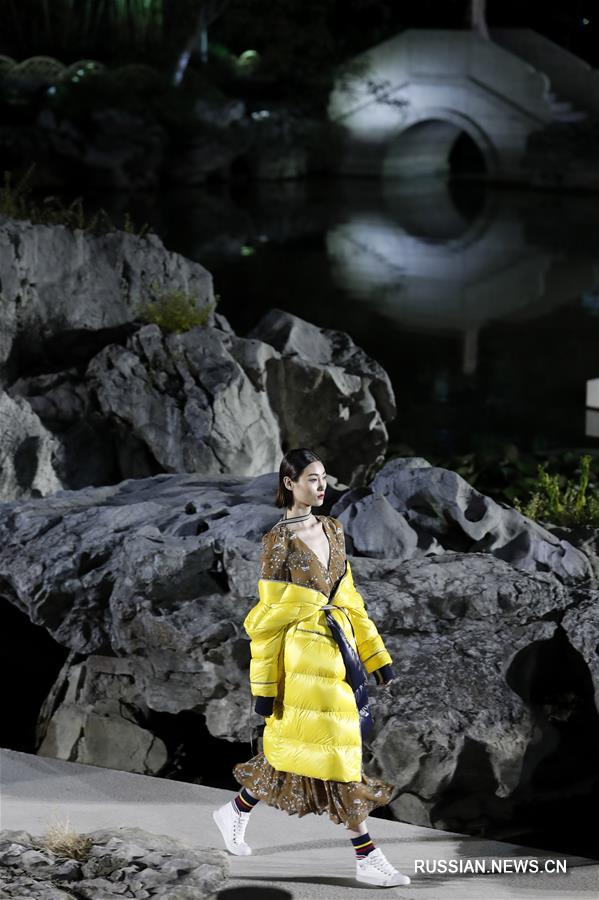 Презентация коллекции от "Босыдэн" на открытии Цзяннаньской недели моды -- 2017