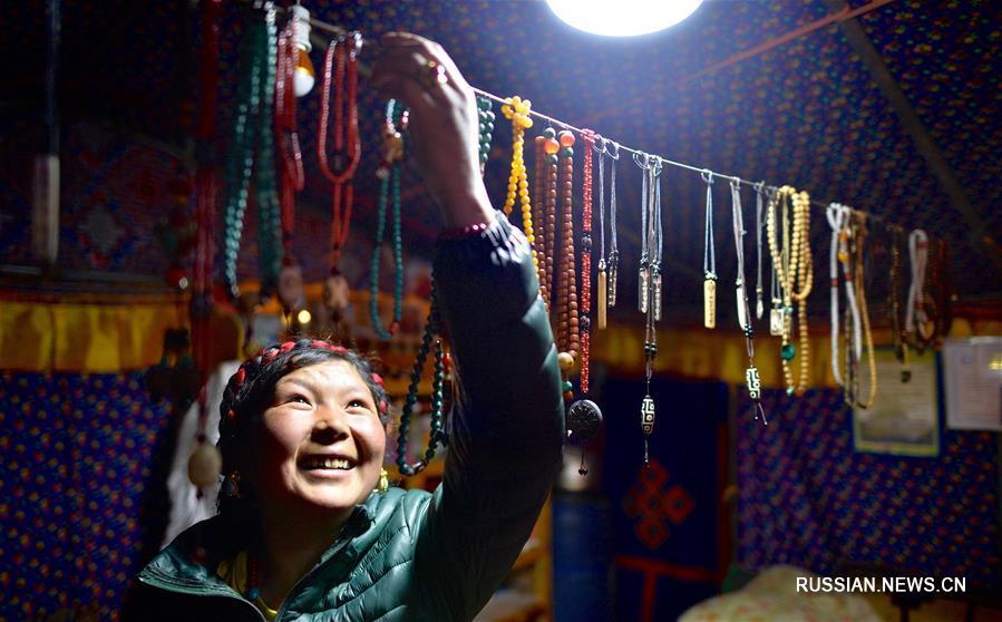 Сувенирная лавочка у подножия Джомолунгмы: туристическая отрасль стала новым источником дохода для тибетских крестьян