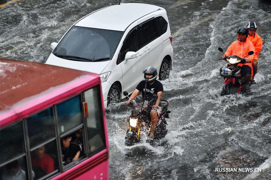 Движение на улицах Бангкока затруднено из-за ливней
