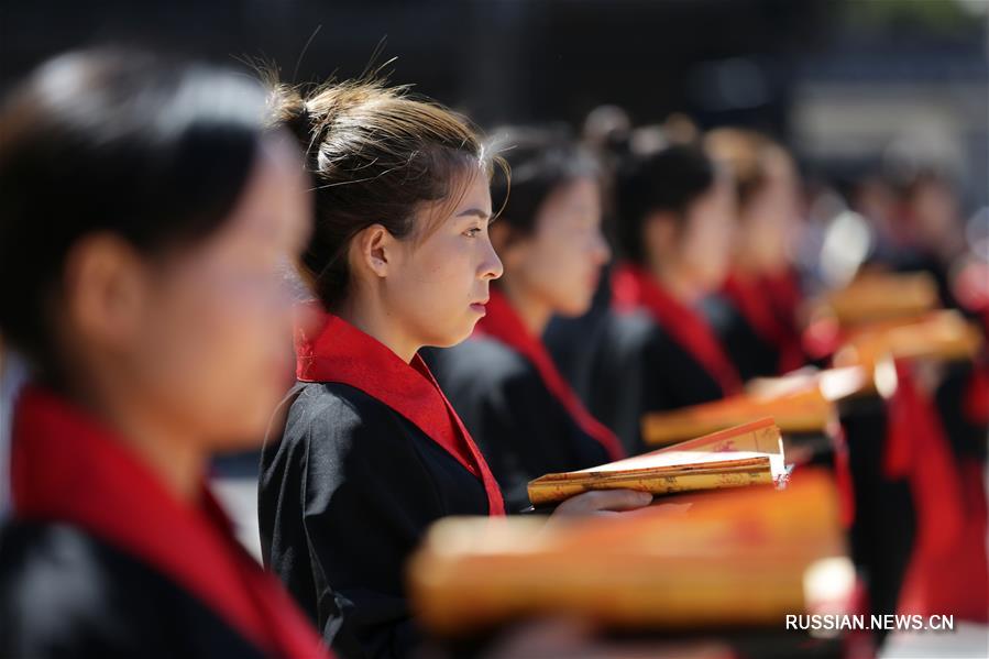Церемония вступления во взрослую жизнь в провинции Гуйчжоу