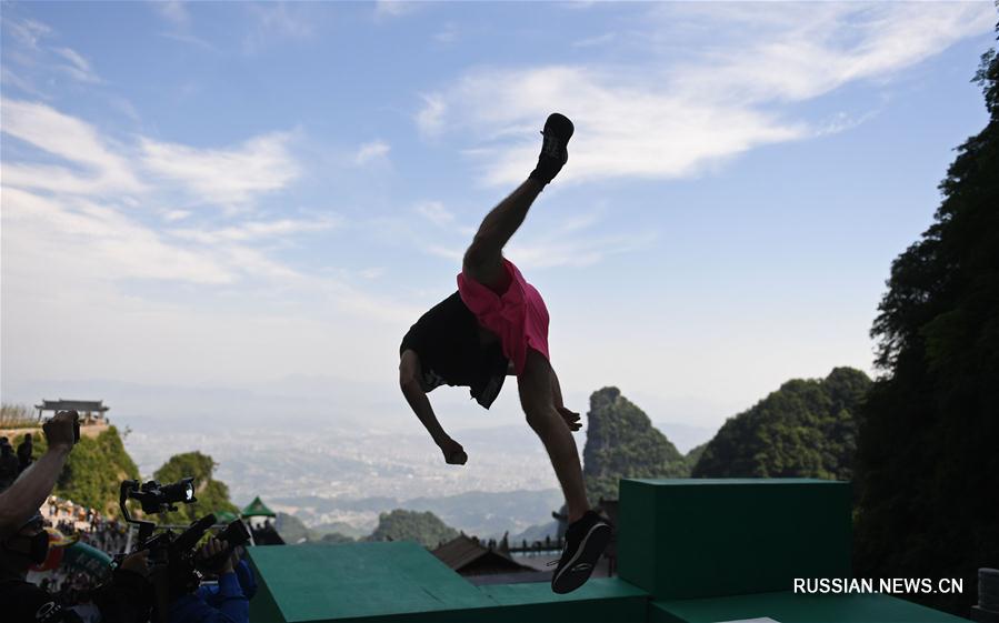 Экстремальный спорт -- Международные соревнования по паркуру в Чжанцзяцзе, дисциплина "акробатика": обзор