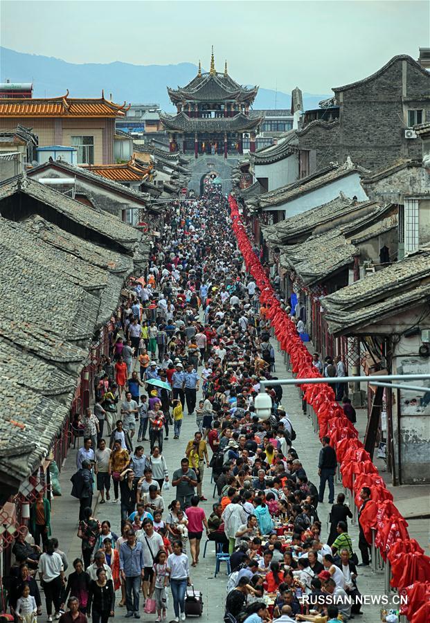 Традиционное застолье в праздник Дуаньу в древнем городке Хуэйли