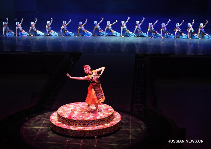 Музыкально-танцевальное шоу по мотивам легенд народности туцзя в Чунцине