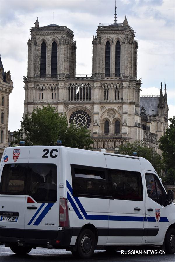 Сотрудник полиции подвергся нападению неизвестного на площади перед собором Парижской  Богоматери 