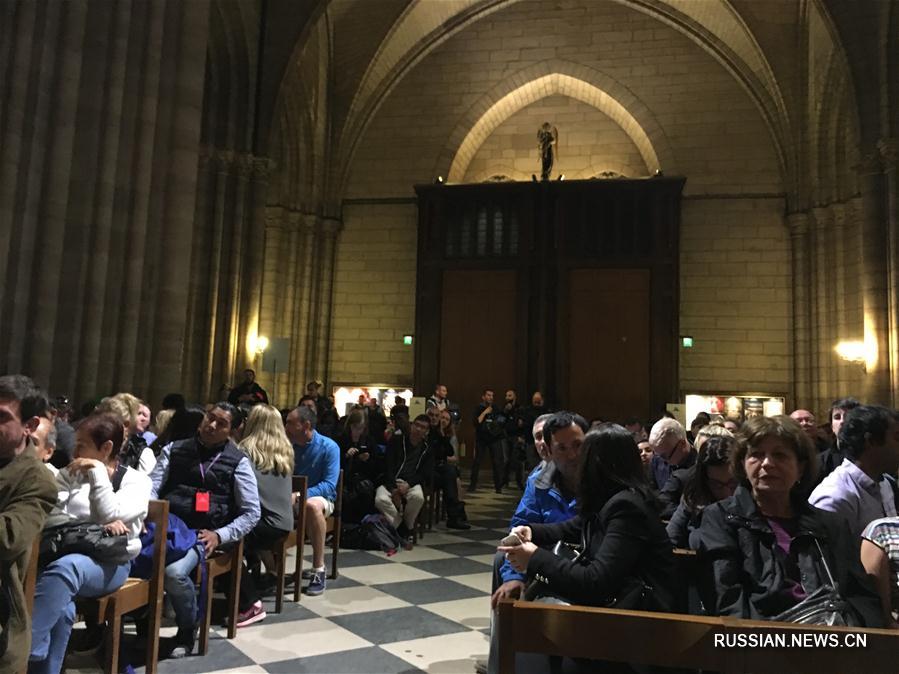 Сотрудник полиции подвергся нападению неизвестного на площади перед собором Парижской  Богоматери 