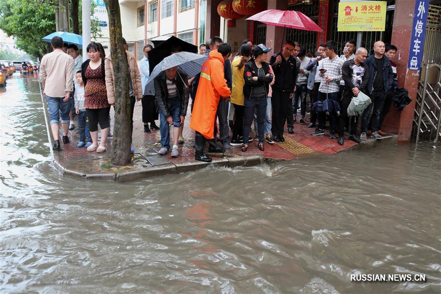 На Гуйчжоу обрушились проливные дожди