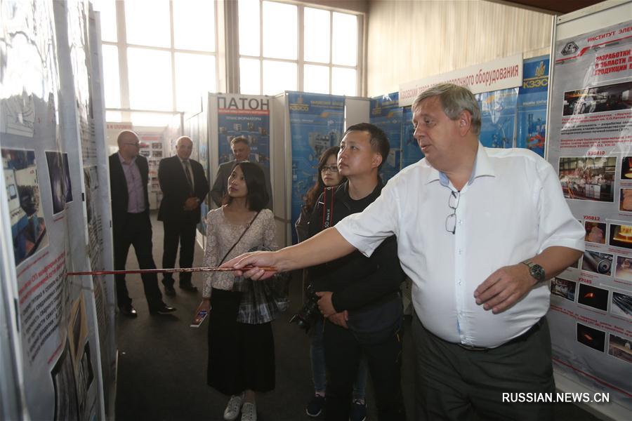 Китайские журналисты посетили институт электросварки имени Е. О. Патона в Киеве