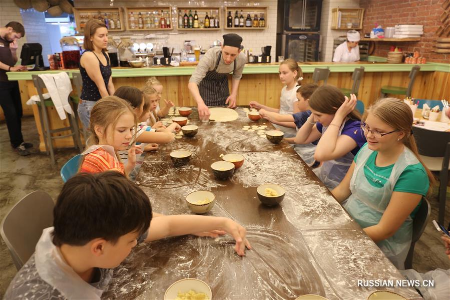 Во Владивостоке прошел мастер-класс для малышей по лепке пельменей