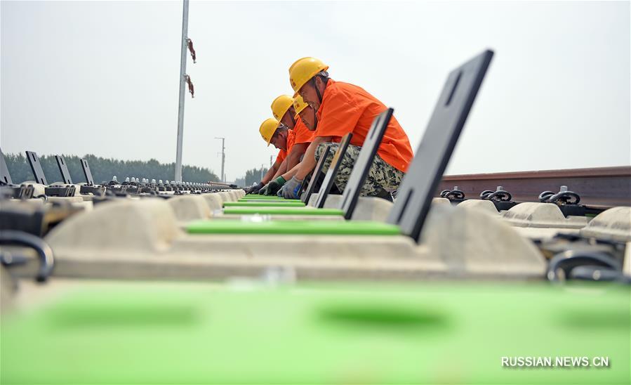 Укладка рельсов на ляонинском участке скоростной железной дороги Пекин-Шэньян завершена наполовину