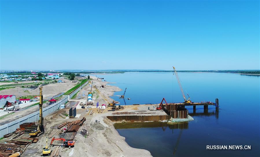 Полным ходом идет строительство первого автодорожного моста через китайско-российскую  пограничную реку Хэйлунцзян
