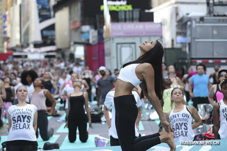 В Нью-Йорке любители йоги собрались на Таймс-сквер для встречи Летнего солнцестояния 