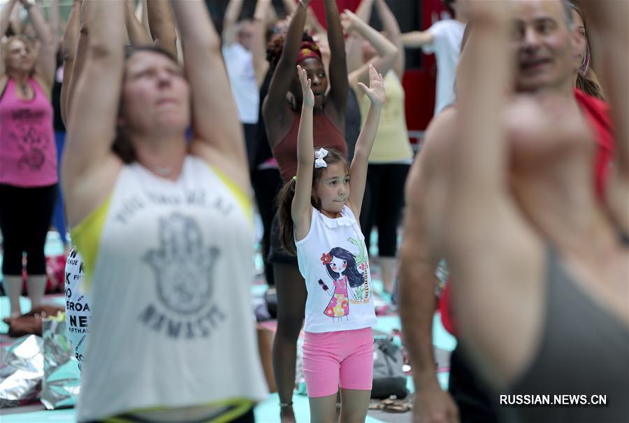 В Нью-Йорке любители йоги собрались на Таймс-сквер для встречи Летнего солнцестояния 
