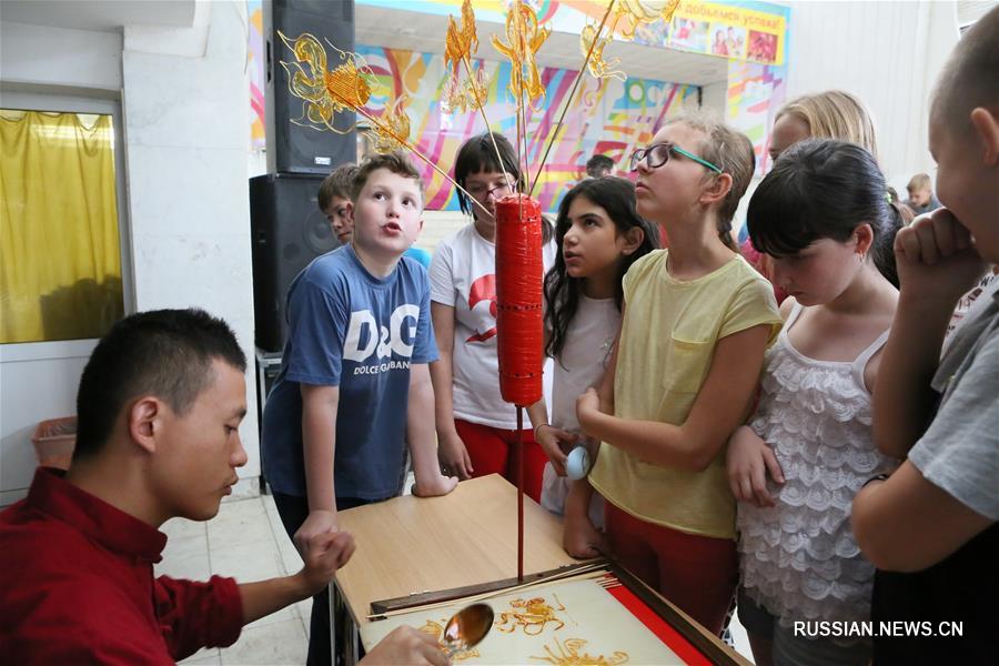 Ребята из Беларуси знакомятся с сокровищами китайской народной культуры