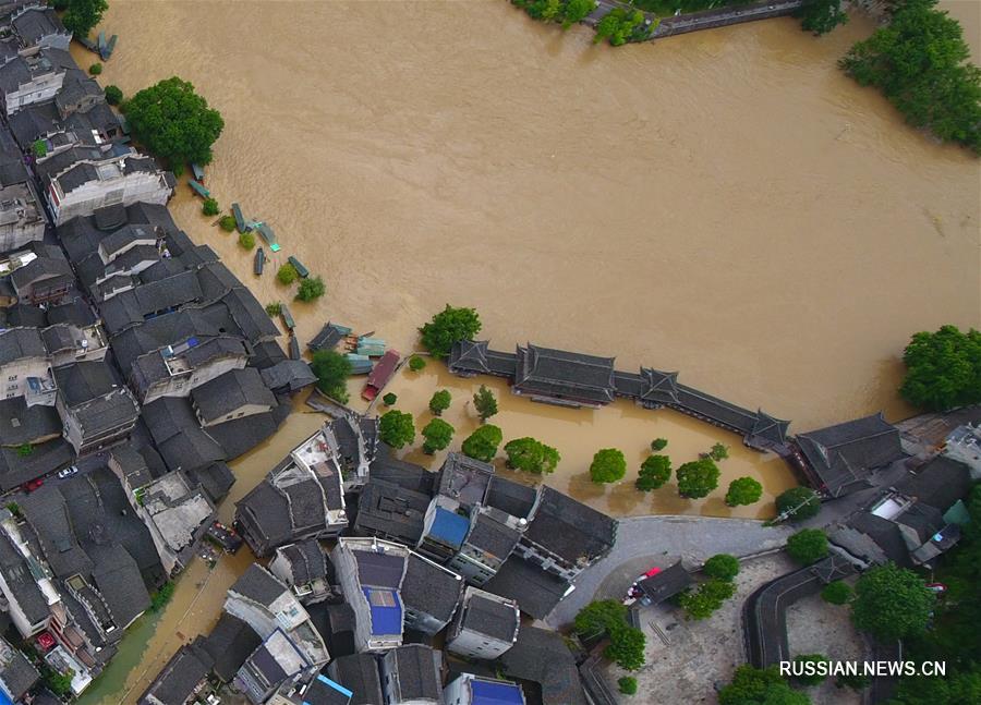 На Сянси-Туцзя-Мяоский автономный округ пров. Хунань обрушились ливневые дожди 