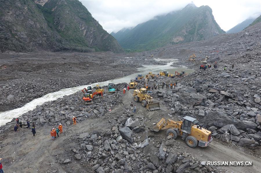 На месте оползня в провинции Сычуань продолжается спасательная операция