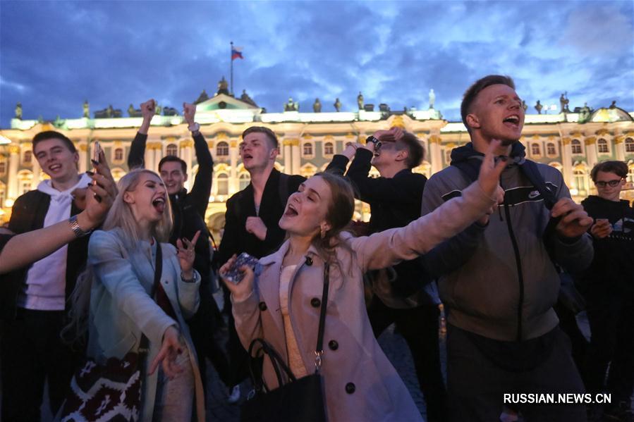 Более 30 тысяч выпускников школ пришли на праздник "Алые паруса" в Петербурге