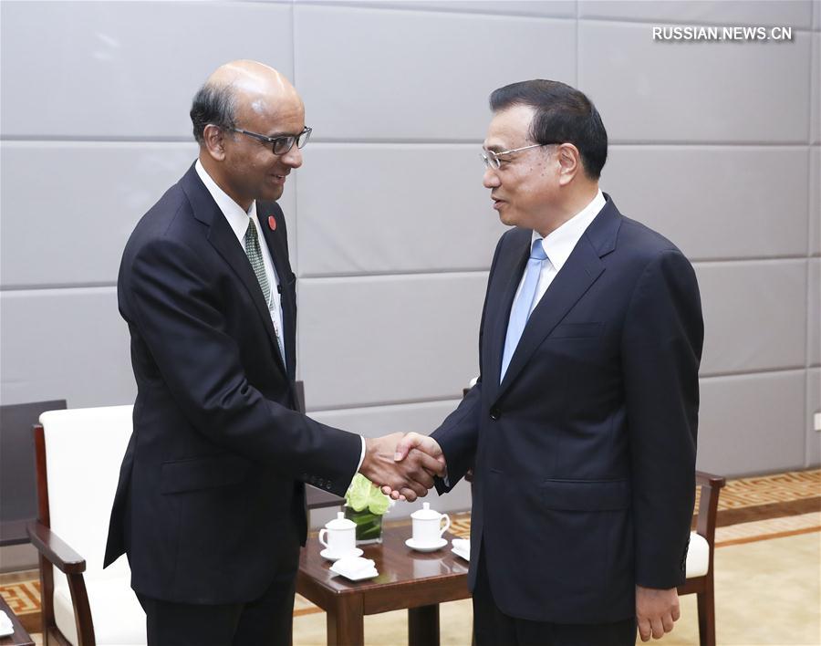 （时政）李克强会见新加坡副总理尚达曼