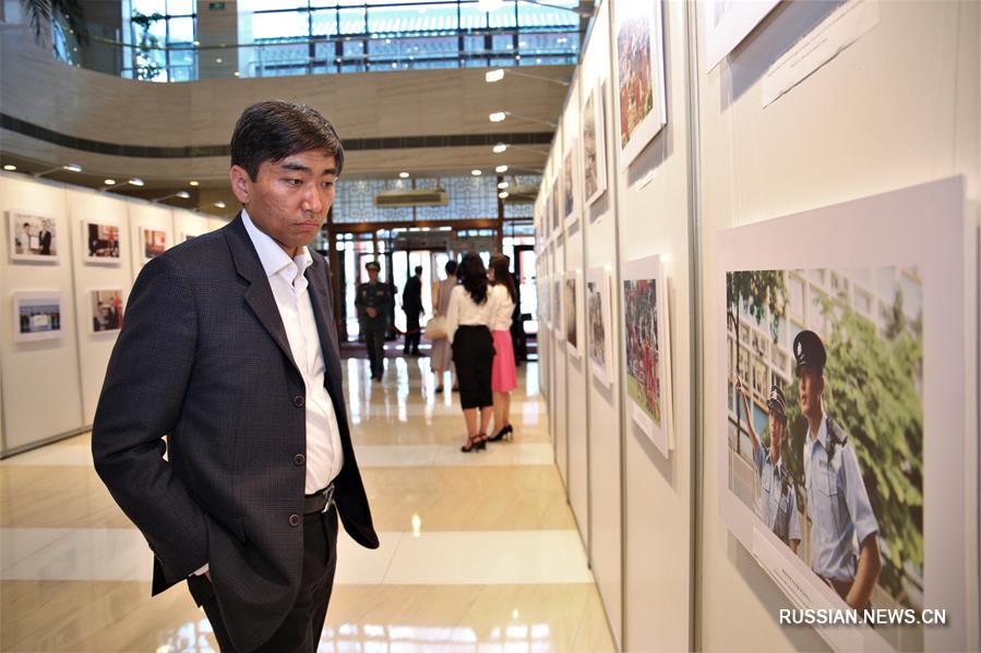 В Астане открылась фотовыставка в честь возвращения Сянгана под суверенитет Китая