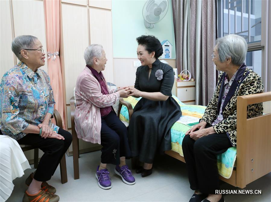 Пэн Лиюань навестила пожилых жителей Сянгана