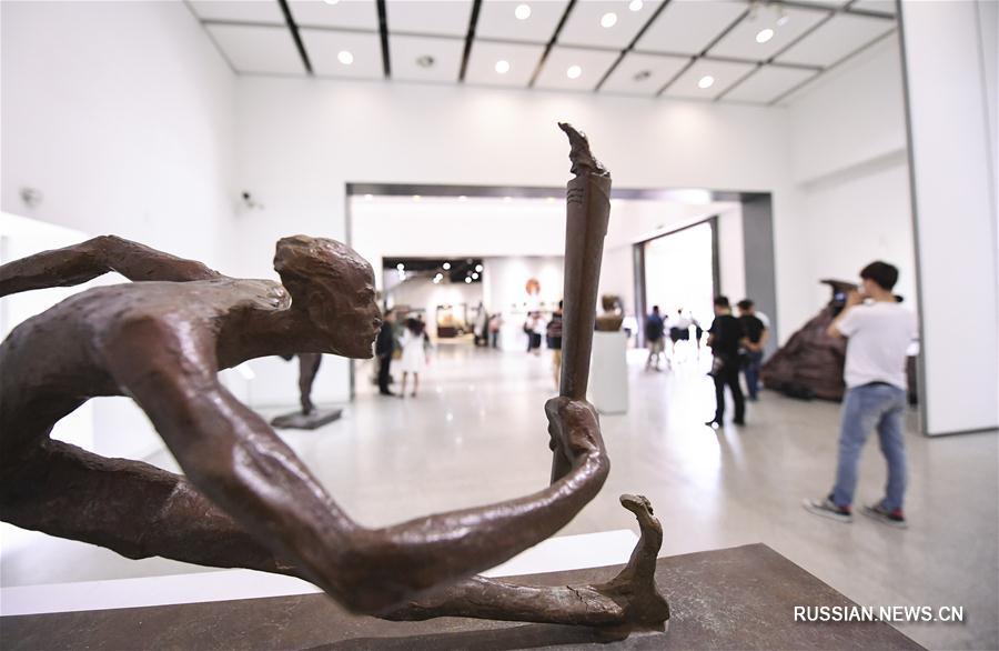 Глава МОК Т.Бах предложил китайскому скульптору У Вэйшаню создать копию "Факелоносца" для Олимпийского музея