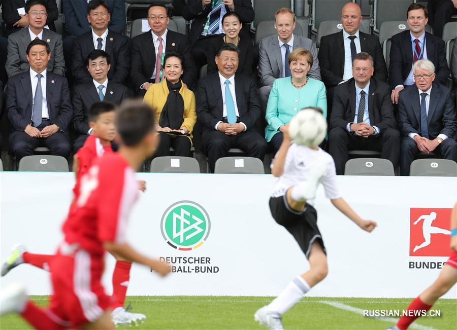 （时政）习近平同德国总理默克尔共同观看中德青少年足球友谊赛