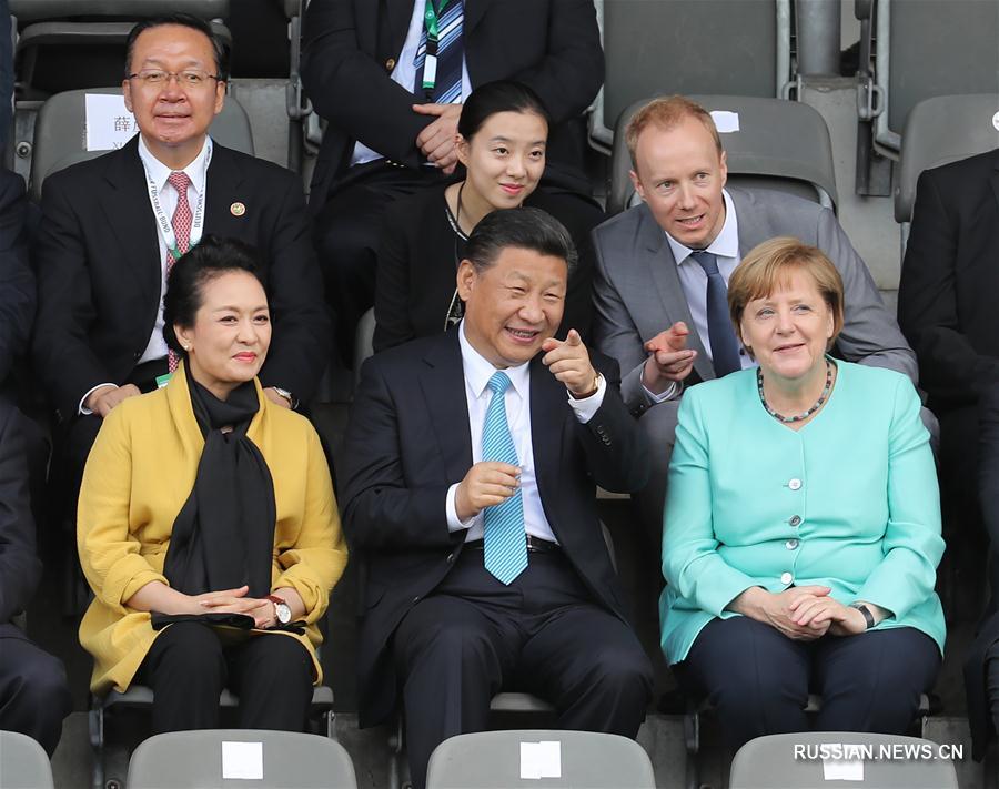 （XHDW）（1）习近平同德国总理默克尔共同观看中德青少年足球友谊赛