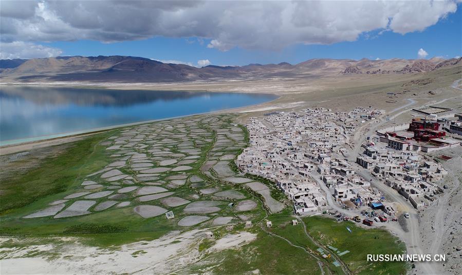Тибетская деревня на берегу горного озера