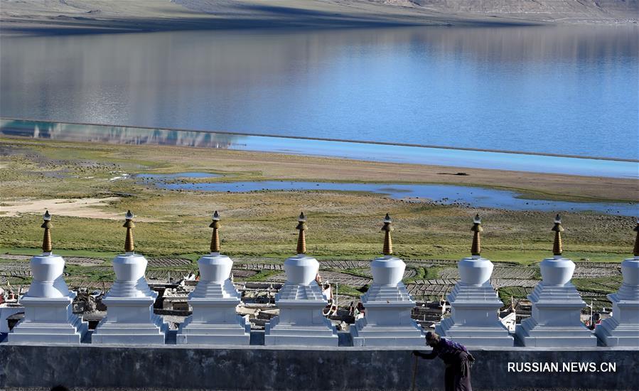 Тибетская деревня на берегу горного озера