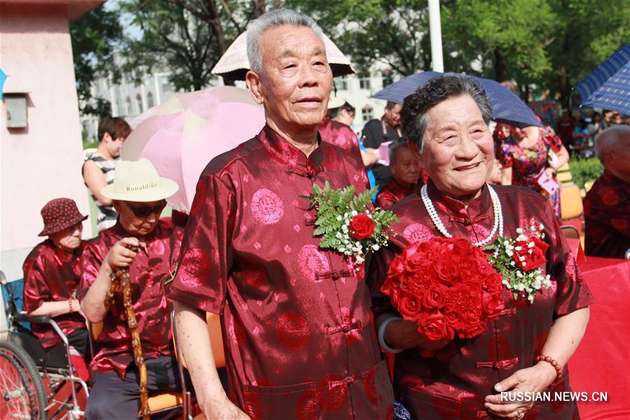 30 супружеских пар из провинции Хэбэй отметили "золотую свадьбу"
