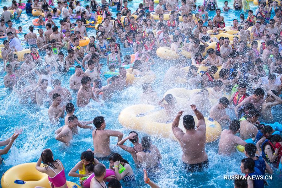 Как жители Уханя спасаются от жары