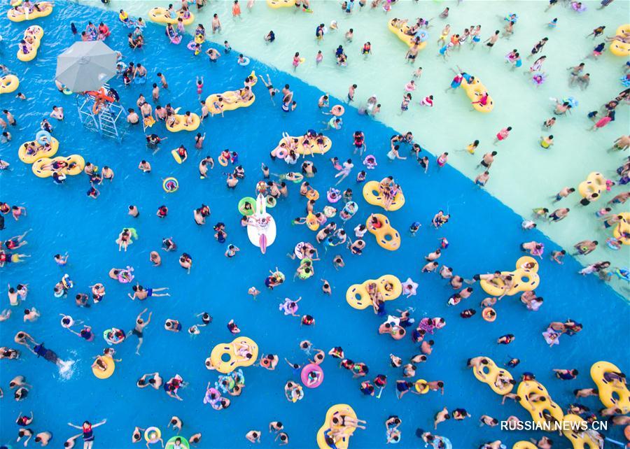 Как жители Уханя спасаются от жары