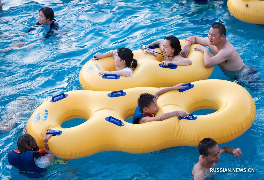 Как жители Уханя спасаются от жары