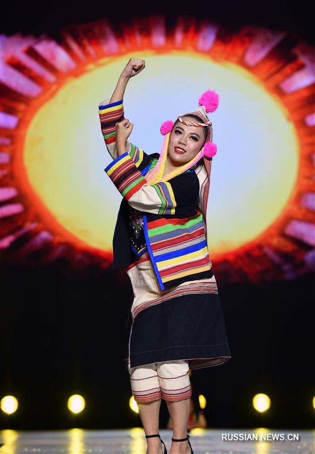 Фестиваль одежды национальных меньшинств Китая в провинции Юньнань
