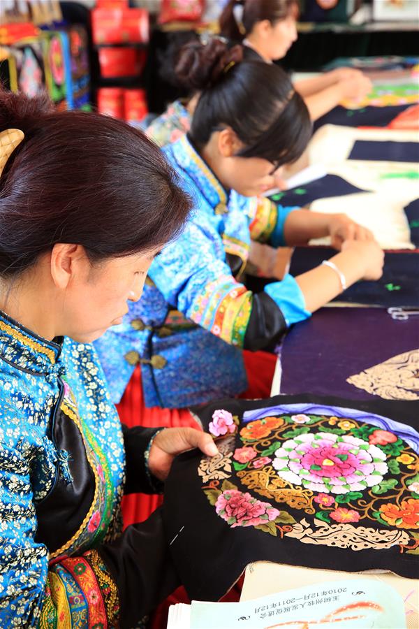 Ремесленные кооперативы объединили вышивальщиц в провинции Цинхай