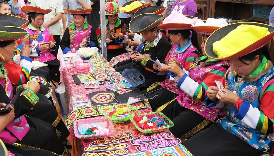 Ремесленные кооперативы объединили вышивальщиц в провинции Цинхай