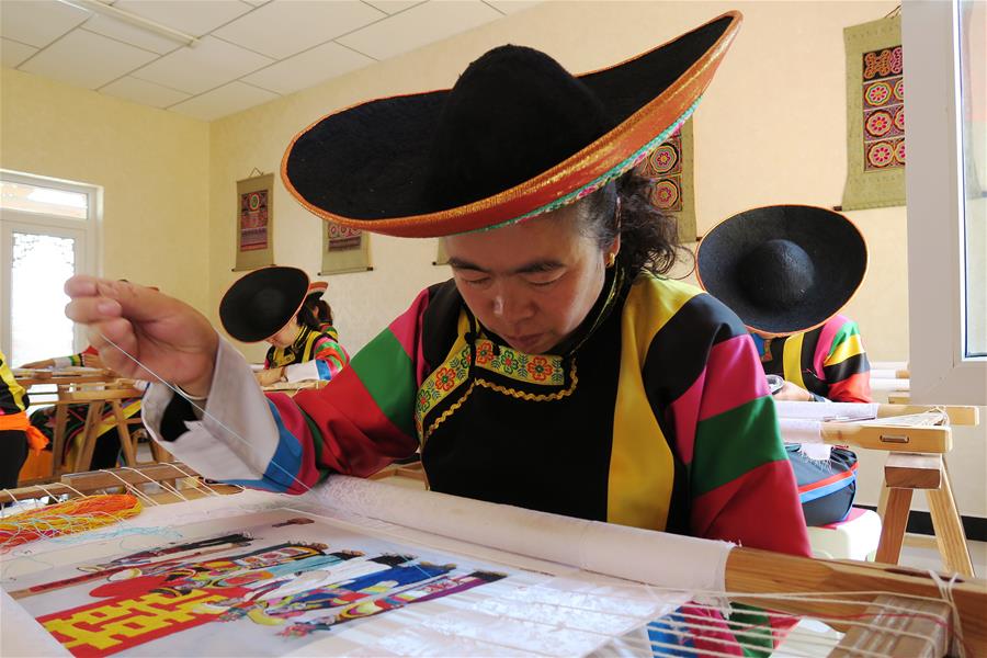 Ремесленные кооперативы объединили вышивальщиц в провинции Цинхай