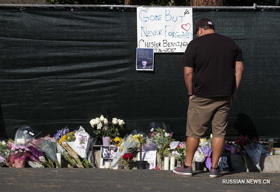 Жители Лос-Анджелеса почтили память покончившего с собой вокалиста рок-группы Linkin  Park Честера Беннингтона 