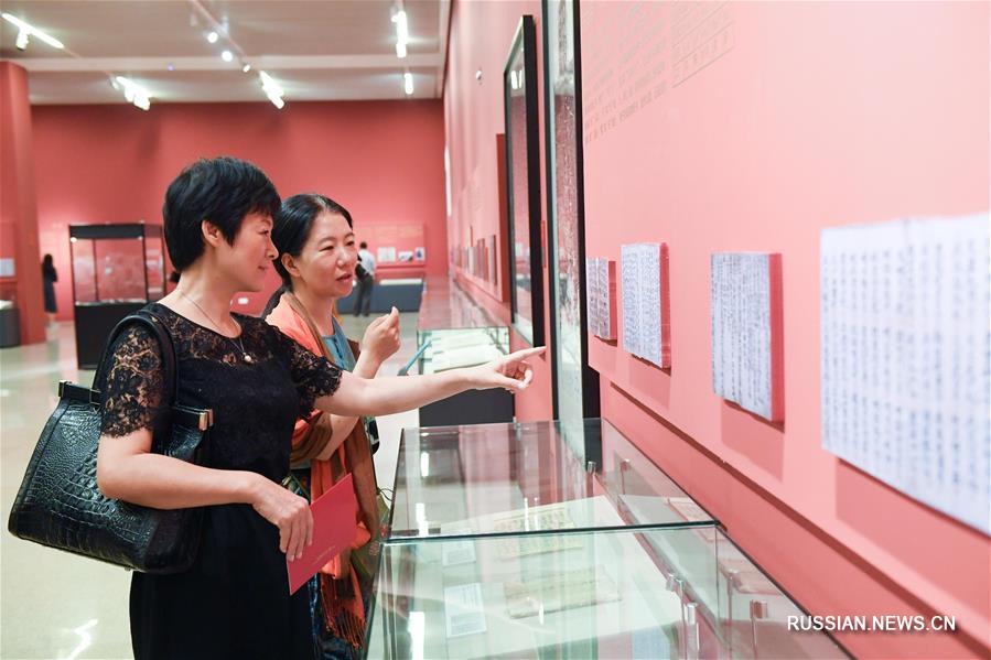 Выставка "Древняя литература национальных меньшинств Китая" открылась в Пекине