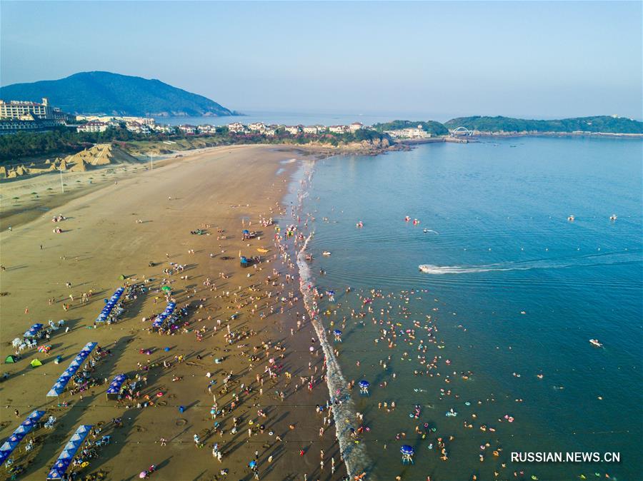 Туристический сезон в разгаре на пляжах Чжоушаня