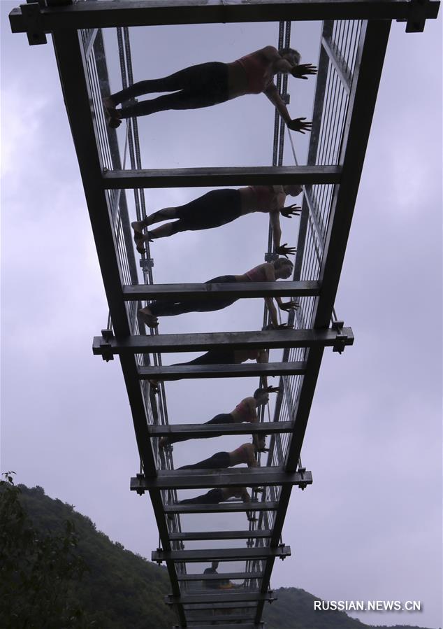 Йога на стеклянном висячем мосту в ландшафтном парке Тайцзися