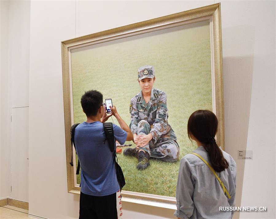 В Пекине проходит выставка картин, посвященная 90-летию создания НОАК 