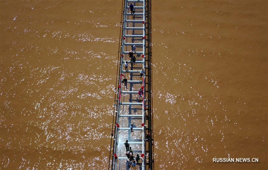 Стеклянный мост через реку Хуанхэ в Нинся