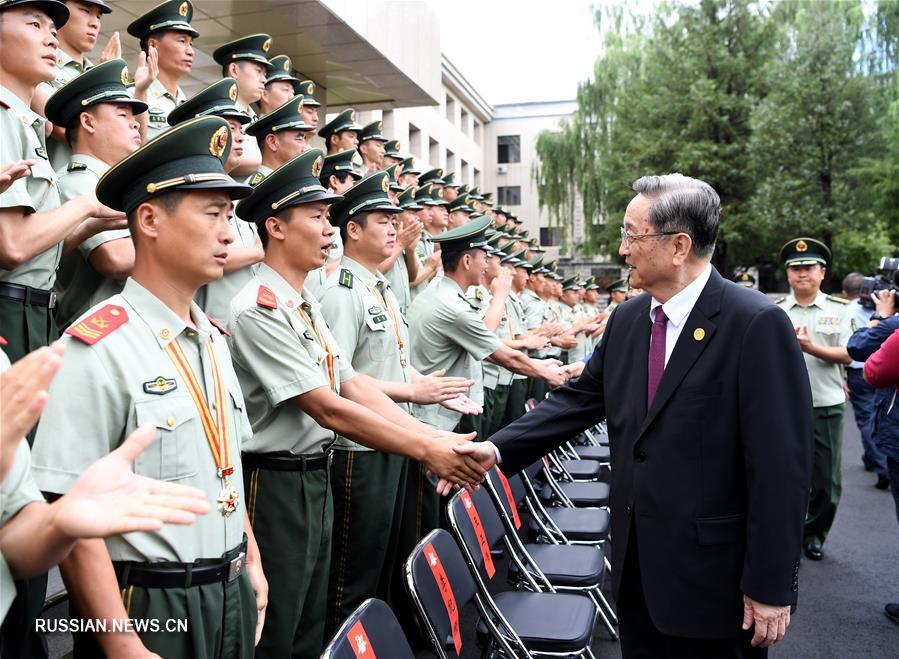 Юй Чжэншэн встретился с военнослужащими и служащими вооруженной полиции Внутренней Монголии