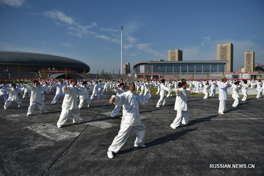 Тысячи любителей тайцзицюань отметили День фитнеса в провинции Хэнань