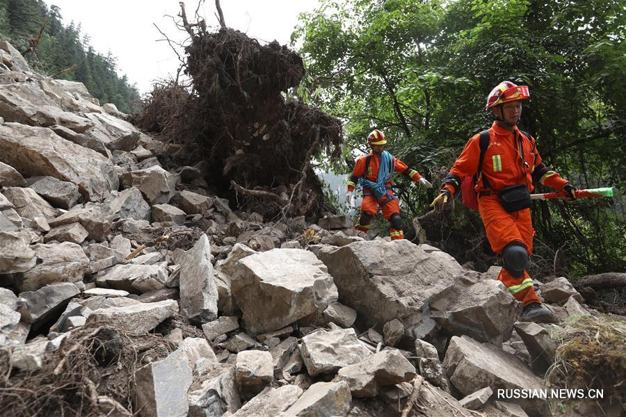 В пострадавшем от землетрясении районе Цзючжайгоу продолжаются спасательные работы