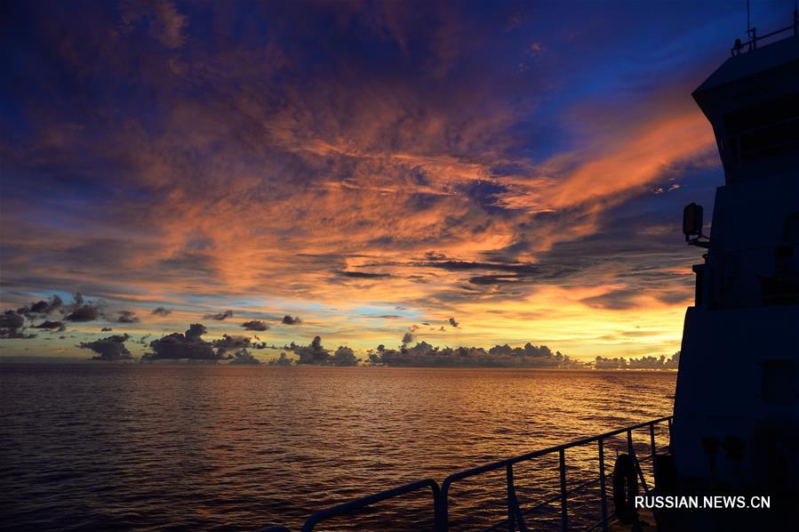 Закат над Тихим океаном с борта судна "Кэсюэ"