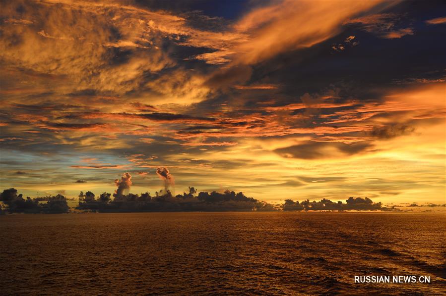 Закат над Тихим океаном с борта судна "Кэсюэ"