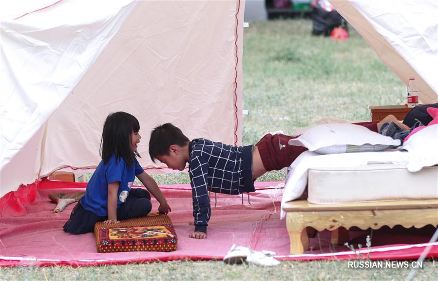 В пострадавшем от землетрясения уезде Цзючжайгоу разбили палаточный лагерь